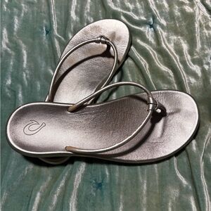 OluKai Metallic Silver Flip Flop Sandals | Fits ~Size 10–10.5